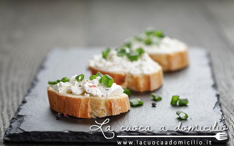 Crostini con cipolle caramellate e noci in crema