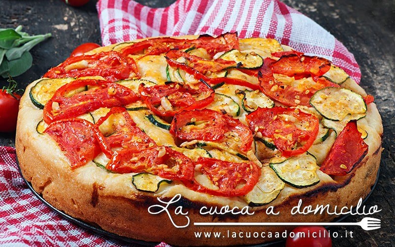 Focaccia con zucchine e pomodori