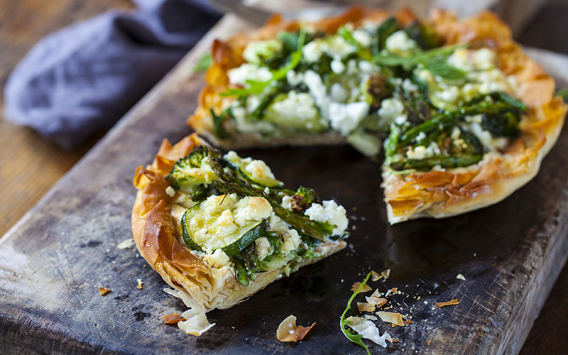 Torta salata con zucchine, asparagi, piselli e menta