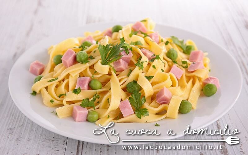 Mezze maniche con mortadella e piselli