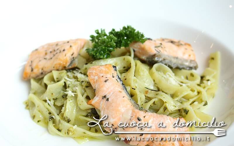 Spaghetti con salmone e cavolini