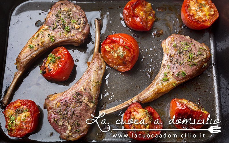 Nocette d'agnello con pomodori