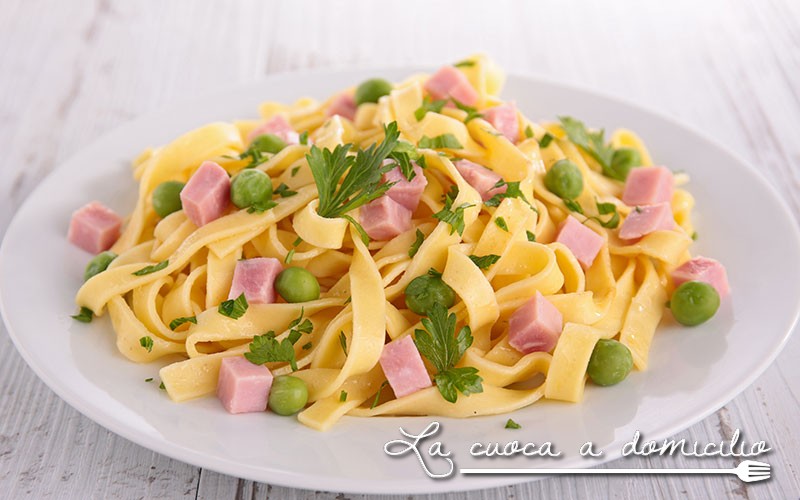 Rigatoni gratinati con panna, prosciutto e piselli