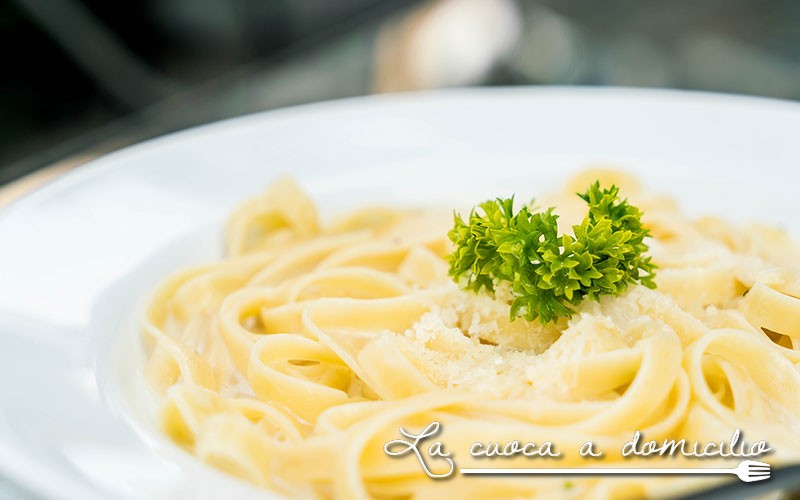 Tagliatelle con tonno, caprino e noci