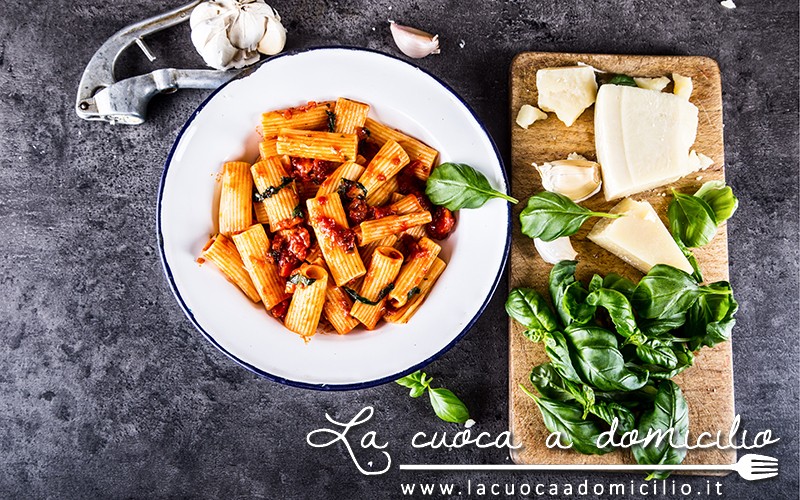 Tortiglioni al pomodoro, basilico e pecorino