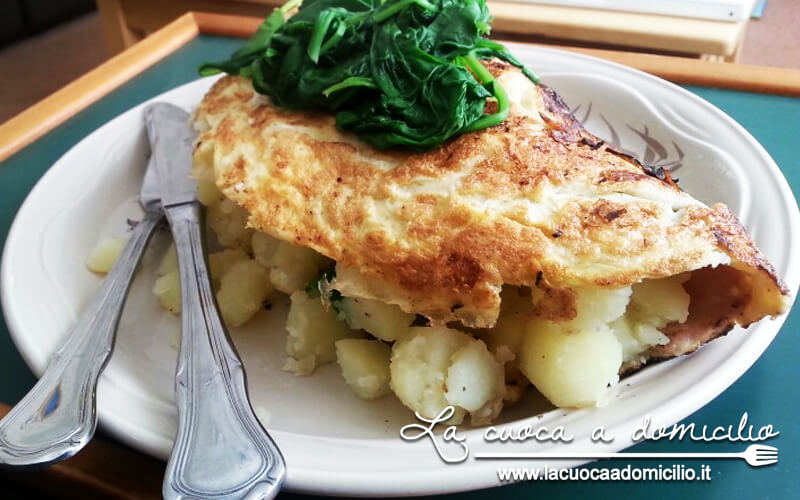 Omelette con patate e pollo