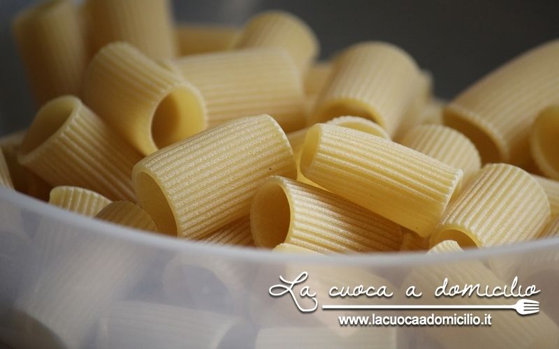 Rigatoni con crema di panna, erbette e mandorle 