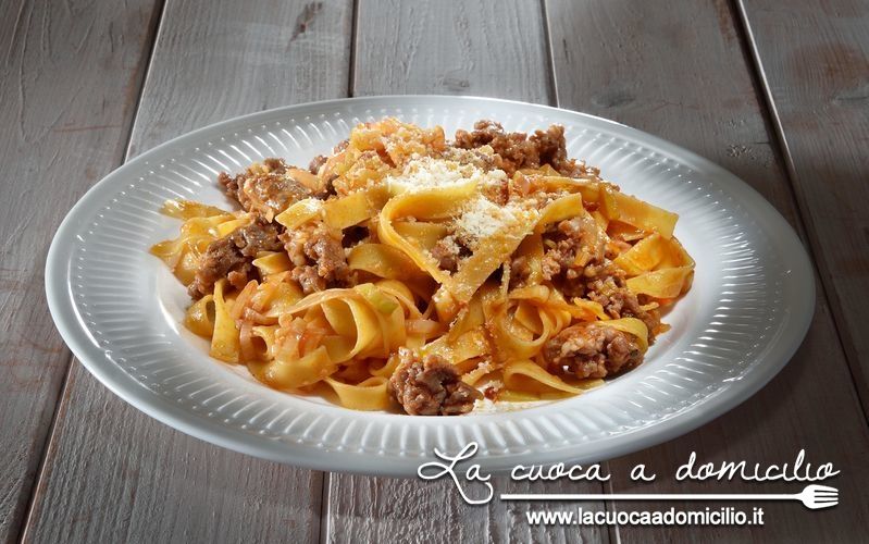 Fettuccine con salsiccia e rosmarino