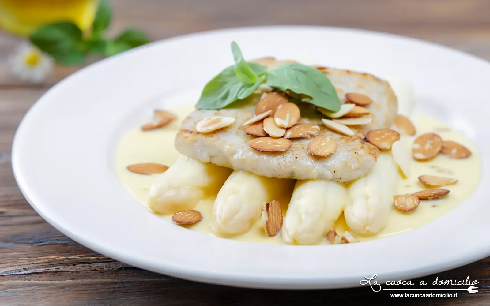 Sinfonia di Primavera sul Lago: Il Lavarello Incontra gli Asparagi Bianchi in un Secondo d'Autore