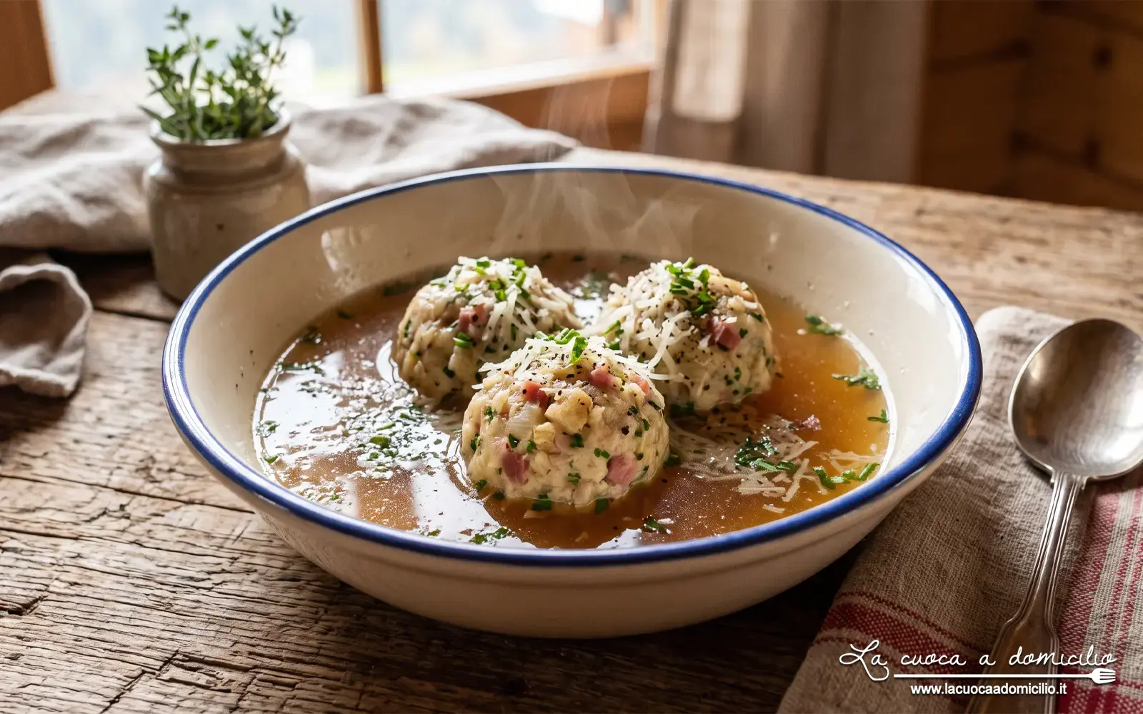 Canederli allo Speck in Brodo: Il Comfort Food del Trentino per le Serate d'Agosto