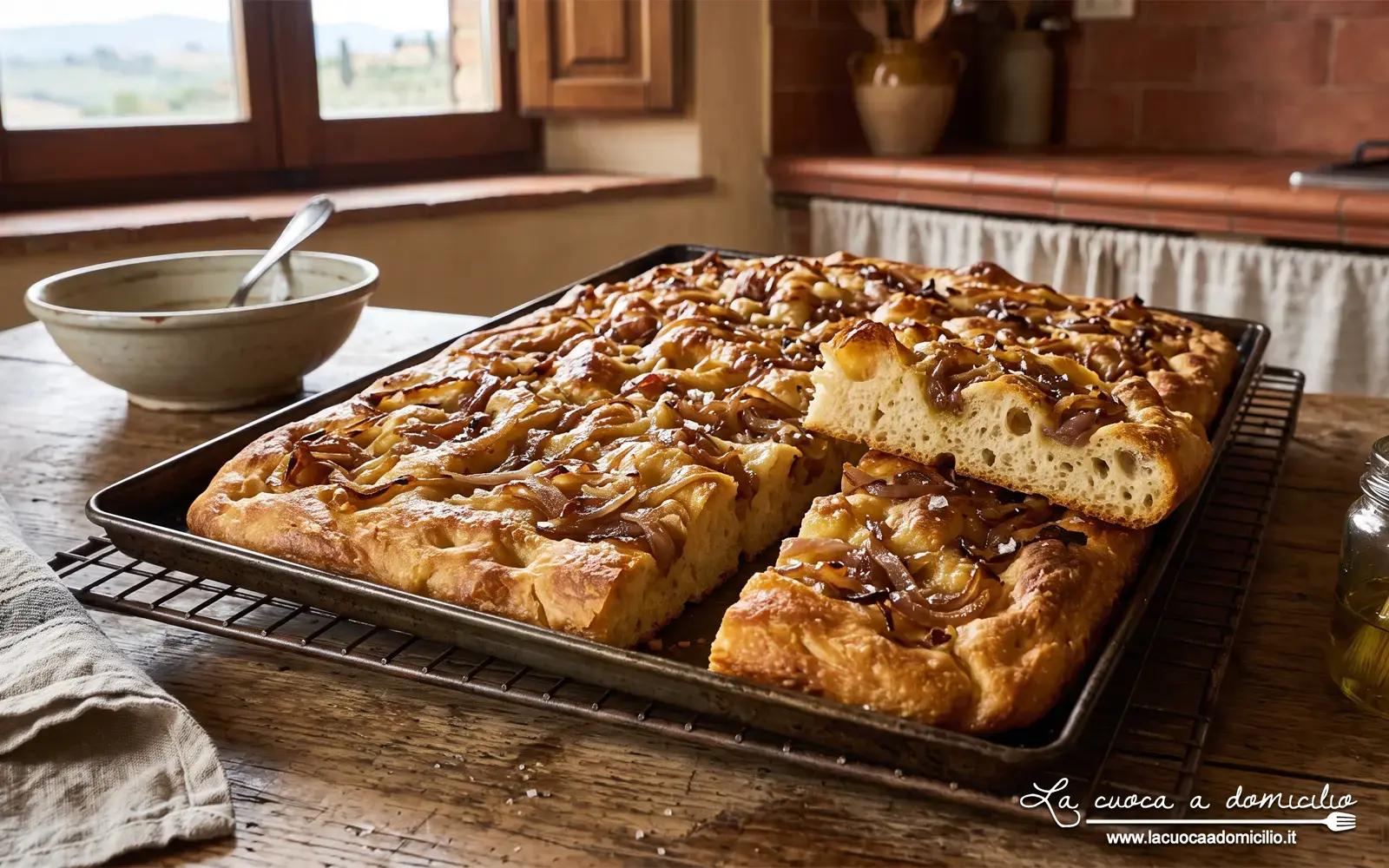 Schiacciata con le Cipolle: Il Lievitato Toscano Perfetto per l'Agosto